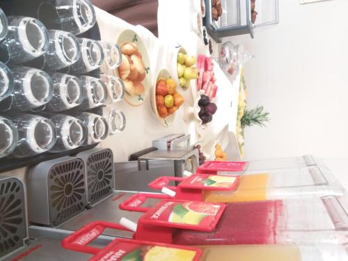 een restaurant met rode stoelen en fruit aan de muur bij Masseria Montevergine in Otranto