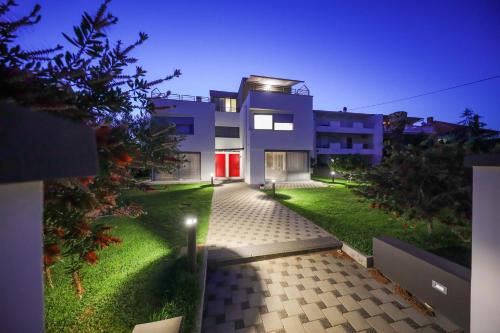 CAISA - AMBER 20m from the sea