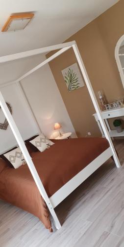 een slaapkamer met een stapelbed en een ladder bij Le cosy de sarah in Bordeaux-Saint-Clair