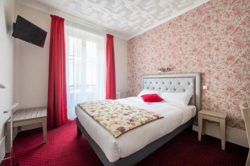 Cama o camas de una habitación en Royal Hotel Versailles