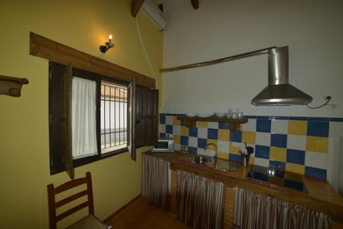 Una cocina o zona de cocina en Apartamentos Rurales Puerta del Sol