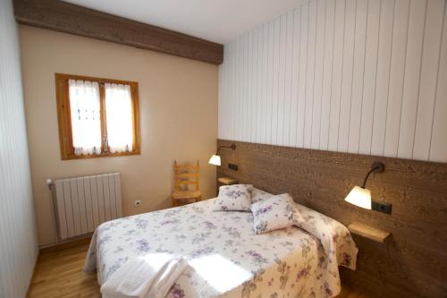 a bedroom with a bed and a chair in it at Apartament El Pla in Prats i Sansor