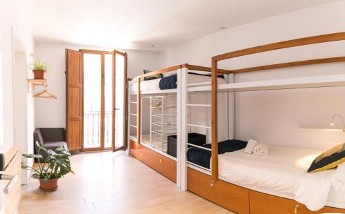 Youth Hostel Jávea tesisinde bir ranza yatağı veya ranza yatakları