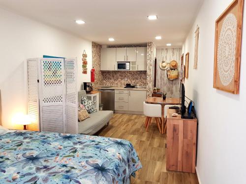 cocina y dormitorio con cama y mesa en Sea, Sand & Sun Beach Flat, en Albufeira