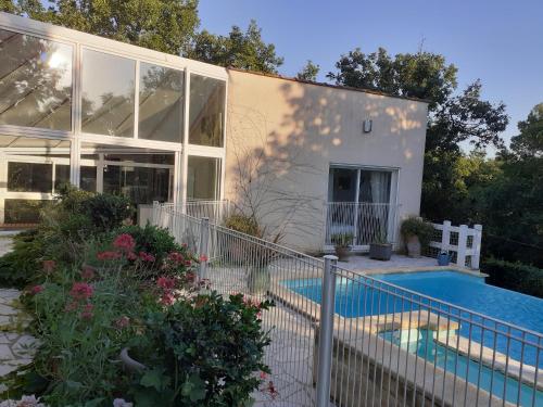 une maison avec une piscine devant dans l'établissement La Bergerie, à Lagarrigue