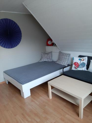 een kamer met 2 bedden en een tafel bij Familienfreundliche Ferienwohnung auf dem Lande Monteur Wohnung in Hessisch Oldendorf