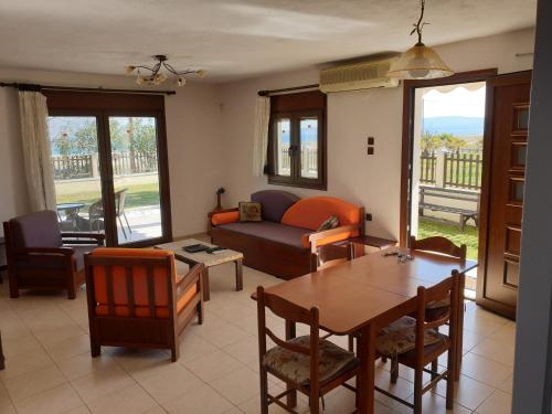 Χώρος καθιστικού στο Halkidiki Holy East House