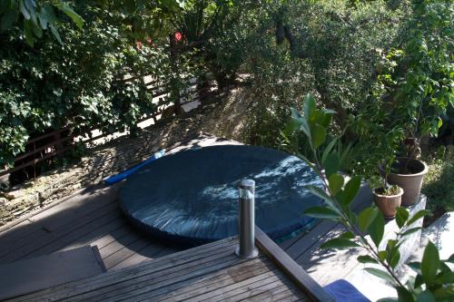 una pequeña piscina en un patio trasero con terraza de madera en Inn 4 Bears, en Nimes