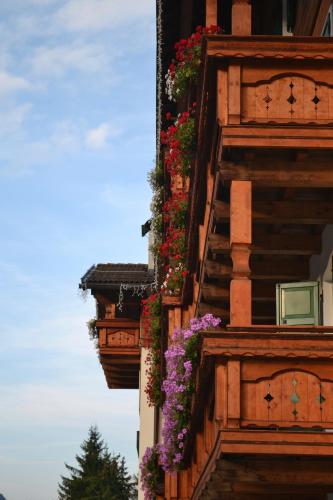 Un balcón o terraza en Hotel Rododendro Val di Fassa