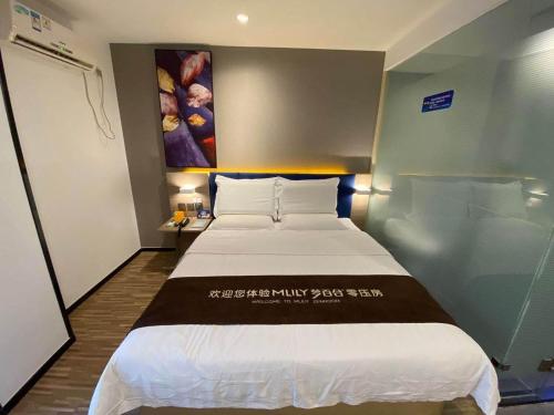 A bed or beds in a room at 7Days Premium Beijing Madianqiao North Branch