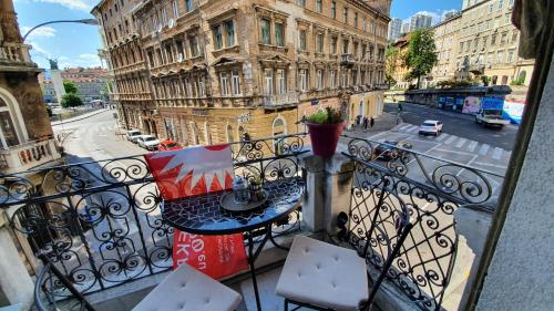 Cont- Luxury Heritage Apartment