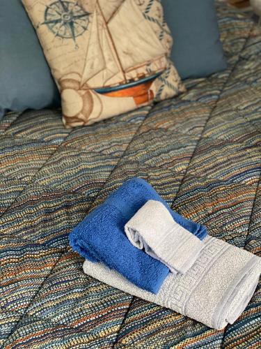 a blue towel sitting on top of a bed at La Dinette Riomaggiore in Riomaggiore