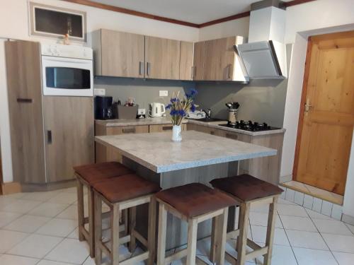 Kuchyň nebo kuchyňský kout v ubytování CHAMBRES D'HOTES au vieux moulin entre Sarreguemine et Bitche