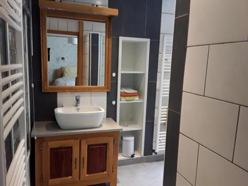 La salle de bains est pourvue d'un lavabo et d'un miroir. dans l'établissement CHAMBRES D'HOTES au vieux moulin entre Sarreguemine et Bitche, à Rahling