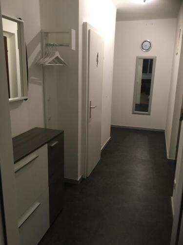 uma cozinha com armários brancos e um corredor em Appartement Top 7 em Linz