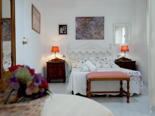 カソルラにあるCasa Rural Los Serranoのベッドルーム1室(ベッド2台、テーブル2台、ランプ2つ付)