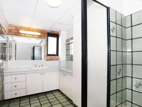 un bagno con lavandino e specchio di Illawong 4 a Mooloolaba