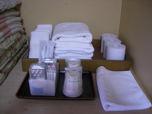 een dienblad met handdoeken en andere artikelen in een kamer bij Nagomi-tei in Hakuba