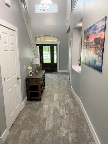 Photo de la galerie de l'établissement Mickeys Pearl - Phenomenal 7BR with 4 Master Suites Privacy Pool & Hot Tub Gas BBQ - 2 miles to Disney, à Orlando