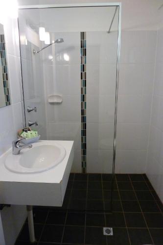 Ένα μπάνιο στο Sky Rider Motor Inn