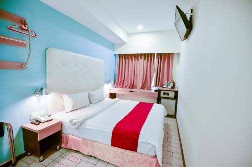 سرير أو أسرّة في غرفة في Lumut Suites
