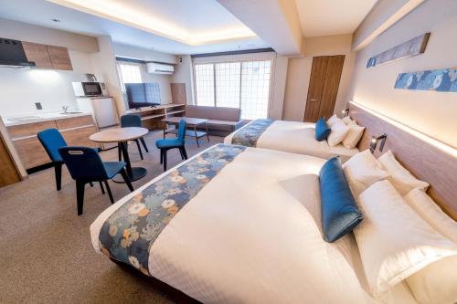 京都的住宿－RESI STAY Hotel Sun Chlorella，大型酒店客房,设有两张床和厨房