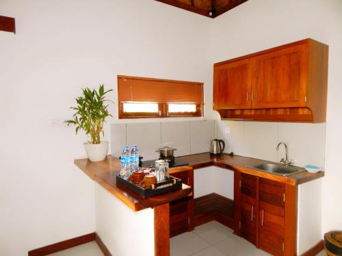 een keuken met een spoelbak en een aanrechtblad bij Amaya Cottage Ubud by SHM in Ubud
