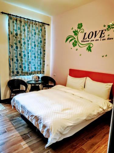 a bedroom with a bed and a table at 池上投優榻 Smart living B&B in Chishang