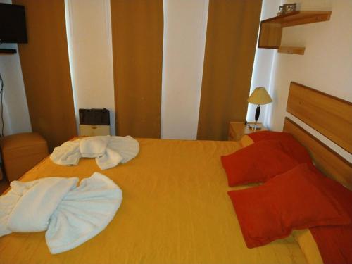 sypialnia z łóżkiem z 2 poduszkami w obiekcie La Loma w mieście Federación