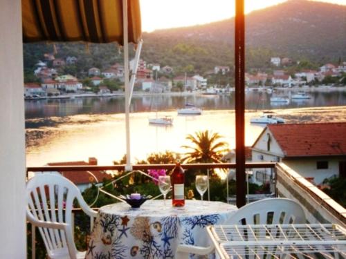 Charming apartment in Vinišće with parking included