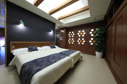 a bedroom with a large bed in a room at Terrace Garden Mihama Resort in Chatan