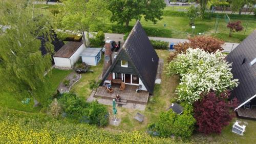 an aerial view of a house with a yard at Mien Leevsten in Carolinensiel