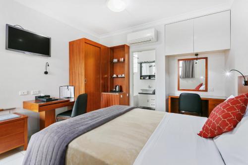 Säng eller sängar i ett rum på Comfort Inn & Suites Burwood