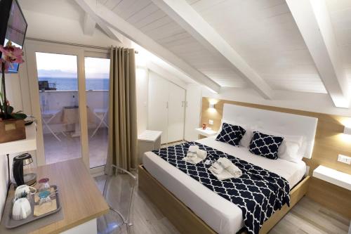 um quarto com uma cama grande e uma varanda em B&B Island Vista mare em Tropea