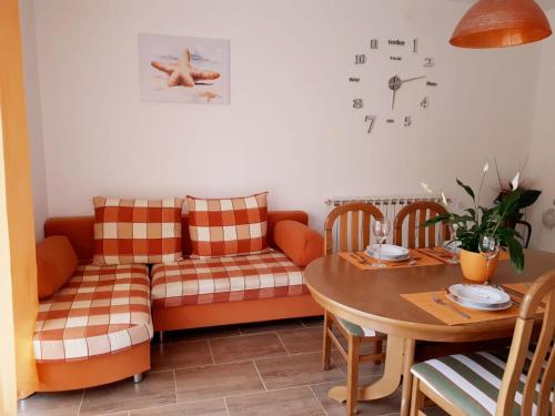 - un salon avec un canapé et une table dans l'établissement Apartmani Kulin 2, à Kaštela
