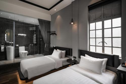 Tempat tidur dalam kamar di Modern Hotel Georgetown