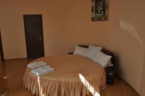 Ein Bett oder Betten in einem Zimmer der Unterkunft Lux Hotel