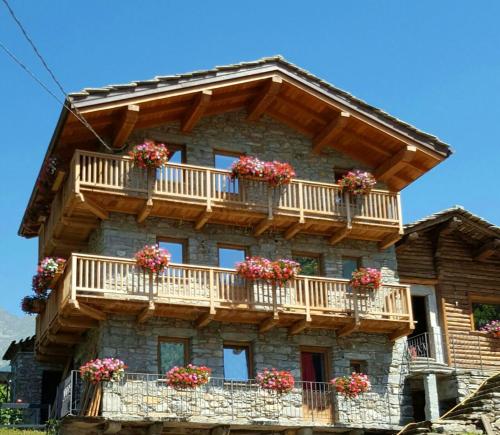 One bedroom chalet with enclosed garden and wifi at Planaz