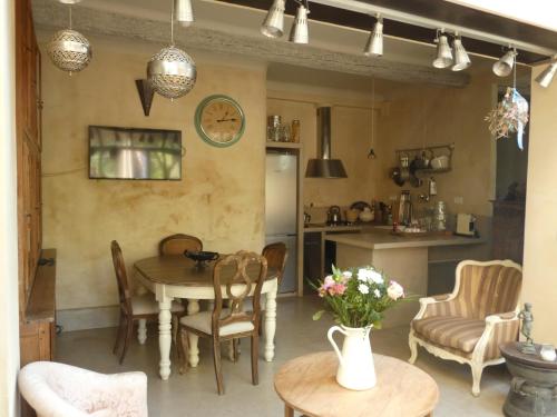 una cucina e una sala da pranzo con tavolo e sedie di The French Village Authentic House a Cogolin
