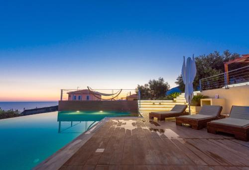 Imagen de la galería de Blue Horizon Villas with Private Pool & Sea View, en Plateies
