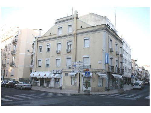 un antiguo edificio en la esquina de una calle de la ciudad en Estrela dos Anjos, en Lisboa