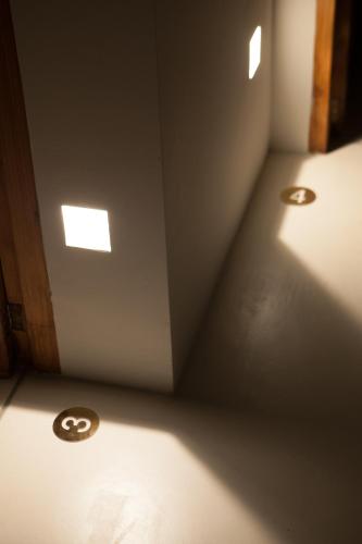 a room with a ceiling with two circles on the floor at Can Moio Turismo de Interior in Montuiri
