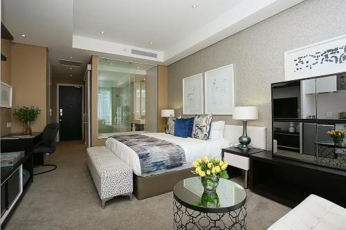 um quarto de hotel com uma cama e uma televisão em 304 Sandton Skye em Joanesburgo
