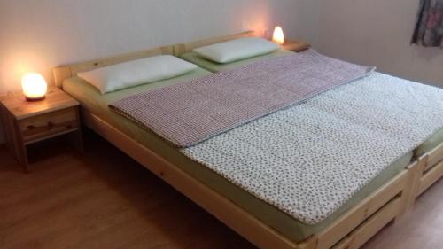 Království klidu في براكتايس: غرفة نوم بها سرير مع مصباحين