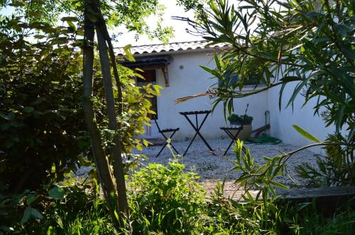 uma vista para uma casa a partir do jardim em Bergerie d'Alivon en Camargue em Albaron