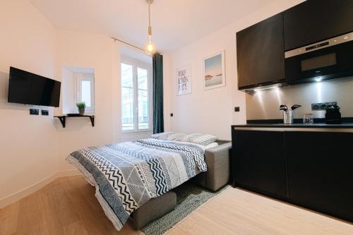 une petite chambre avec un lit et une cuisine dans l'établissement SMARTBNB - Studio Belles Prestations - Carré d'Or - Climatisé, à Nice