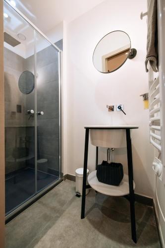 une salle de bain avec un lavabo et une douche dans l'établissement SMARTBNB - Studio Belles Prestations - Carré d'Or - Climatisé, à Nice