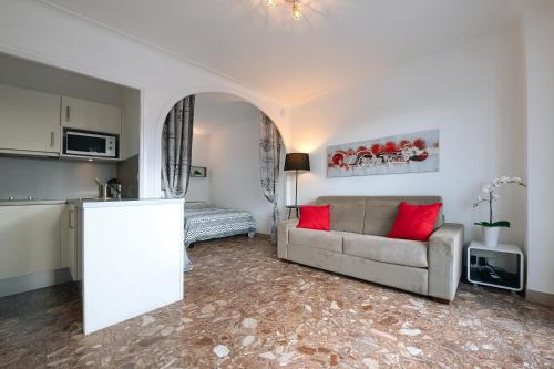 un salon avec un canapé et une cuisine dans l'établissement 5 PAPON - Dernier étage - Terrasse à ciel ouvert - Garibaldi, à Nice