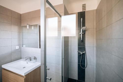 une salle de bain avec douche et lavabo dans l'établissement 5 PAPON - Dernier étage - Terrasse à ciel ouvert - Garibaldi, à Nice