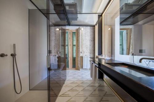 a bathroom with a sink and a shower at Can Moio Turismo de Interior in Montuiri